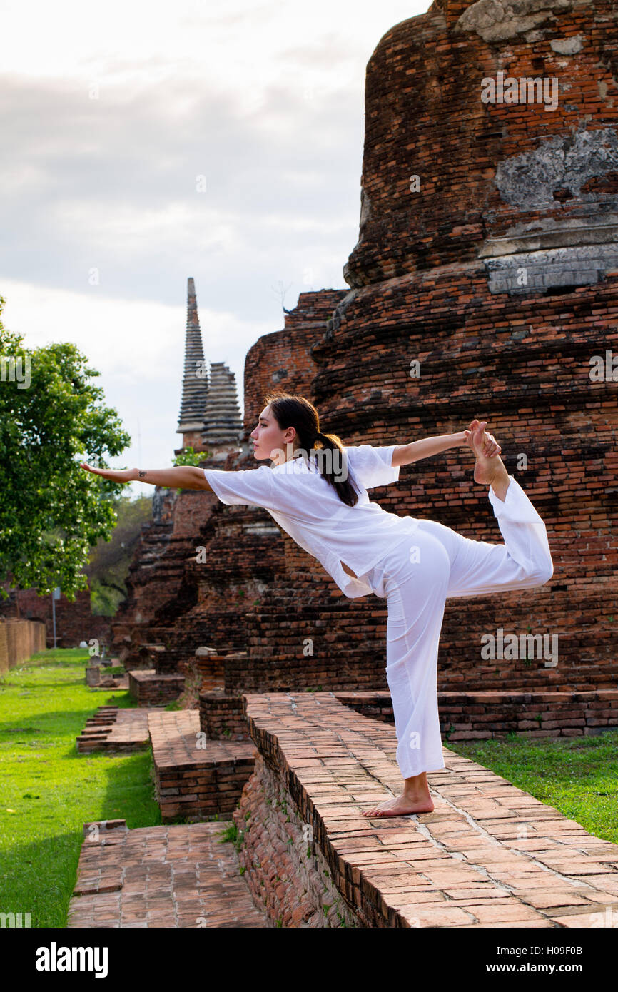 Pratiquant de Yoga à un temple thaïlandais, en Thaïlande, en Asie du Sud-Est, l'Asie Banque D'Images