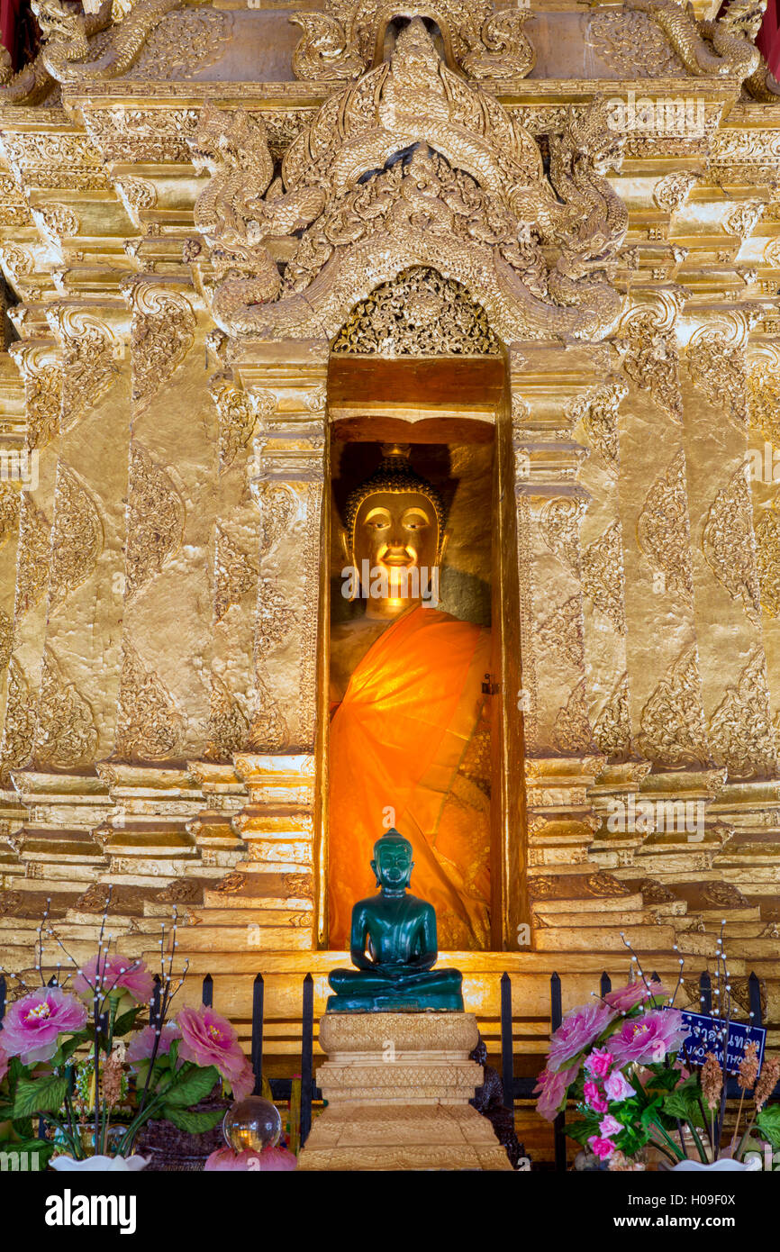 Bouddha d'émeraude et de Bouddha en or dans les principaux lieux historiques de bot Wat Phra That Lampang Luang temple, Lampang, Thaïlande Banque D'Images