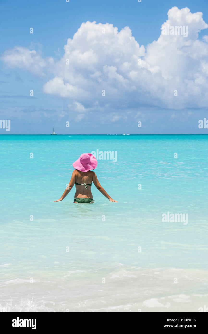 Place dans les eaux turquoises de la mer des Caraïbes, Jolly Beach, Antigua, Antigua et Barbuda, Iles sous le vent, West Indies Banque D'Images