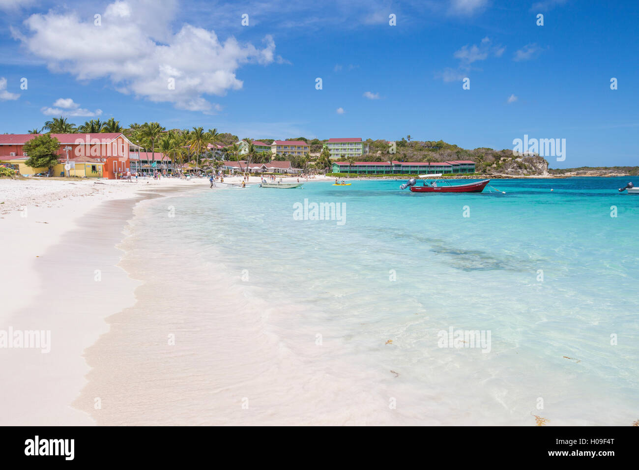 Le sable blanc et la mer turquoise des Caraïbes du châssis les touristes à la mer Long Bay Beach, Antigua-et-Barbuda, Antilles, îles sous le vent Banque D'Images