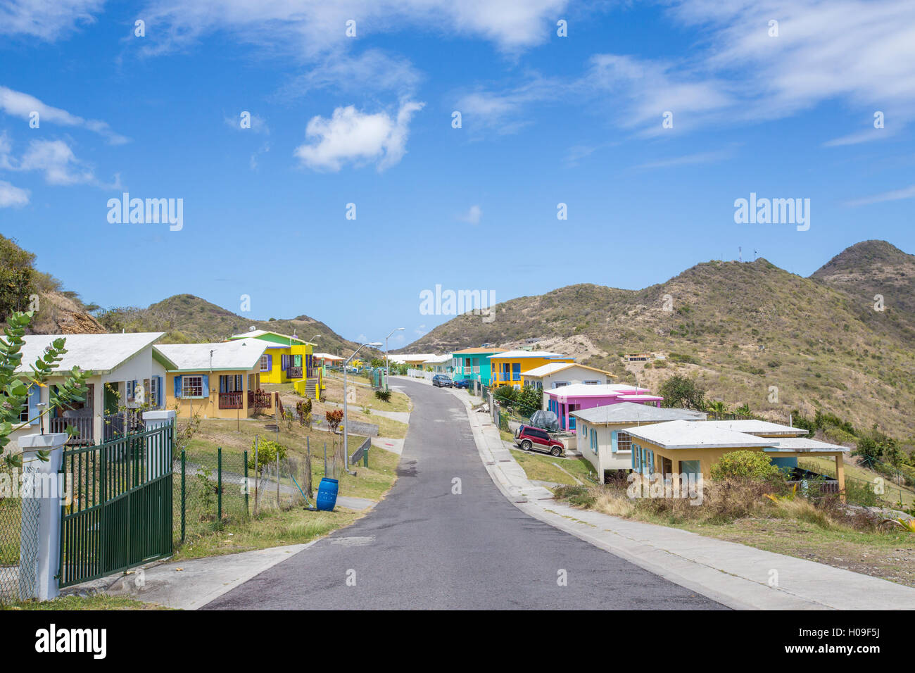 Maisons colorées d'un village sur une journée ensoleillée de printemps, Montserrat, les îles sous le vent, Petites Antilles, Antilles, Caraïbes Banque D'Images