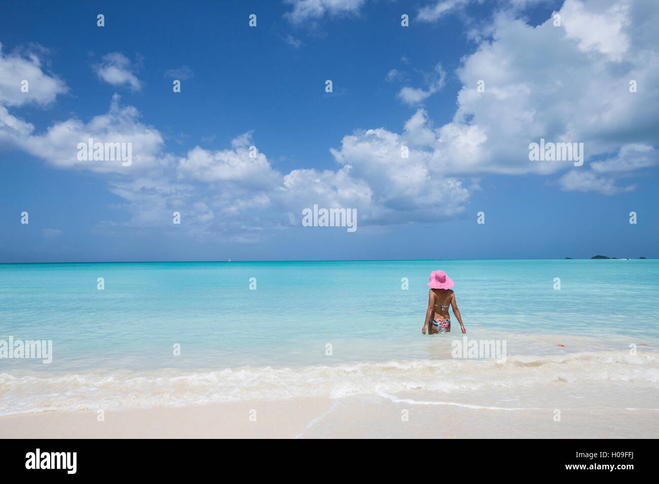 Une place avec un chapeau rose dans les eaux turquoises de la mer des Caraïbes, le nid, Antigua, Antigua et Barbuda, Iles sous le vent Banque D'Images