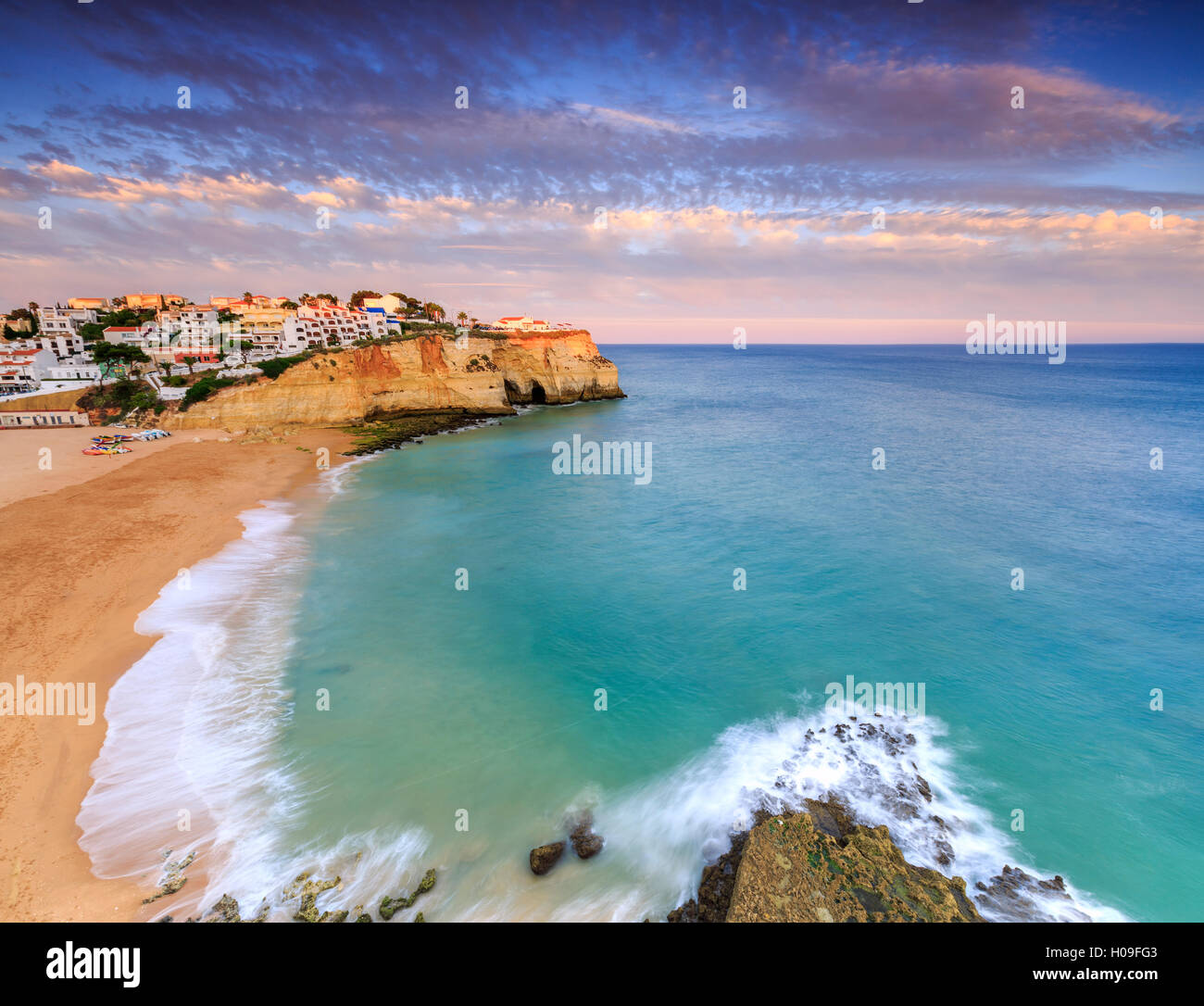 Vue panoramique sur le village de Carvoeiro entouré par une plage de sable et de la mer au coucher du soleil, Municipalité de Lagoa, Algarve, Portugal Banque D'Images