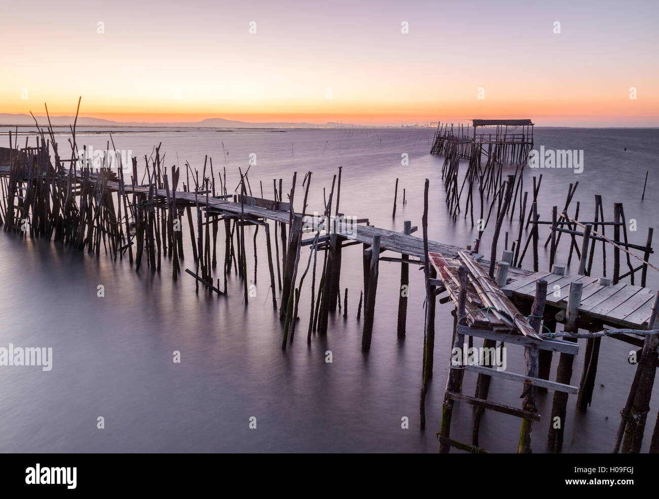 Coucher du soleil à Palafito Pier de Carrasqueira, Réserve naturelle du fleuve Sado, Alcacer do Sal, Setubal, Portugal, Europe Banque D'Images