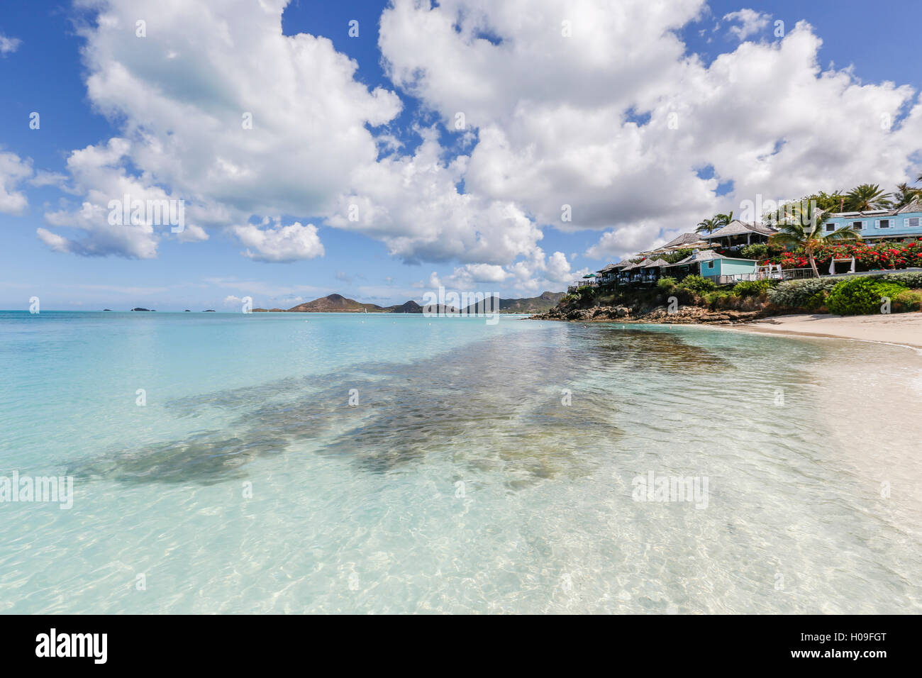 Un complexe en bord de mer entouré de fleurs et de plantes, Ffryes Beach, Antigua, Antigua et Barbuda, Iles sous le vent, West Indies Banque D'Images