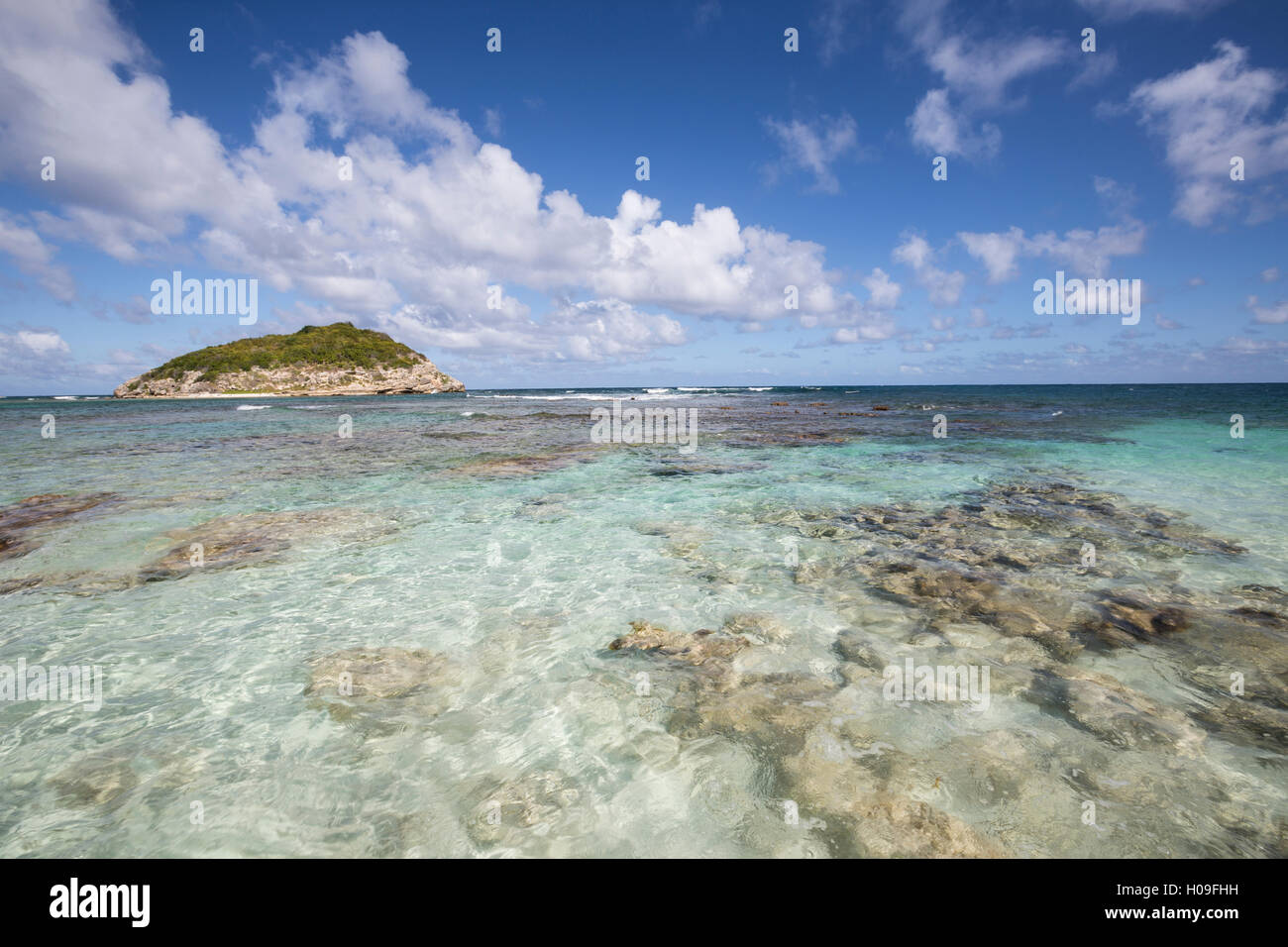Ciel bleu et nuages encadrent la mer turquoise des Caraïbes, Half Moon Bay, Antigua-et-Barbuda, Antilles, îles sous le vent Banque D'Images