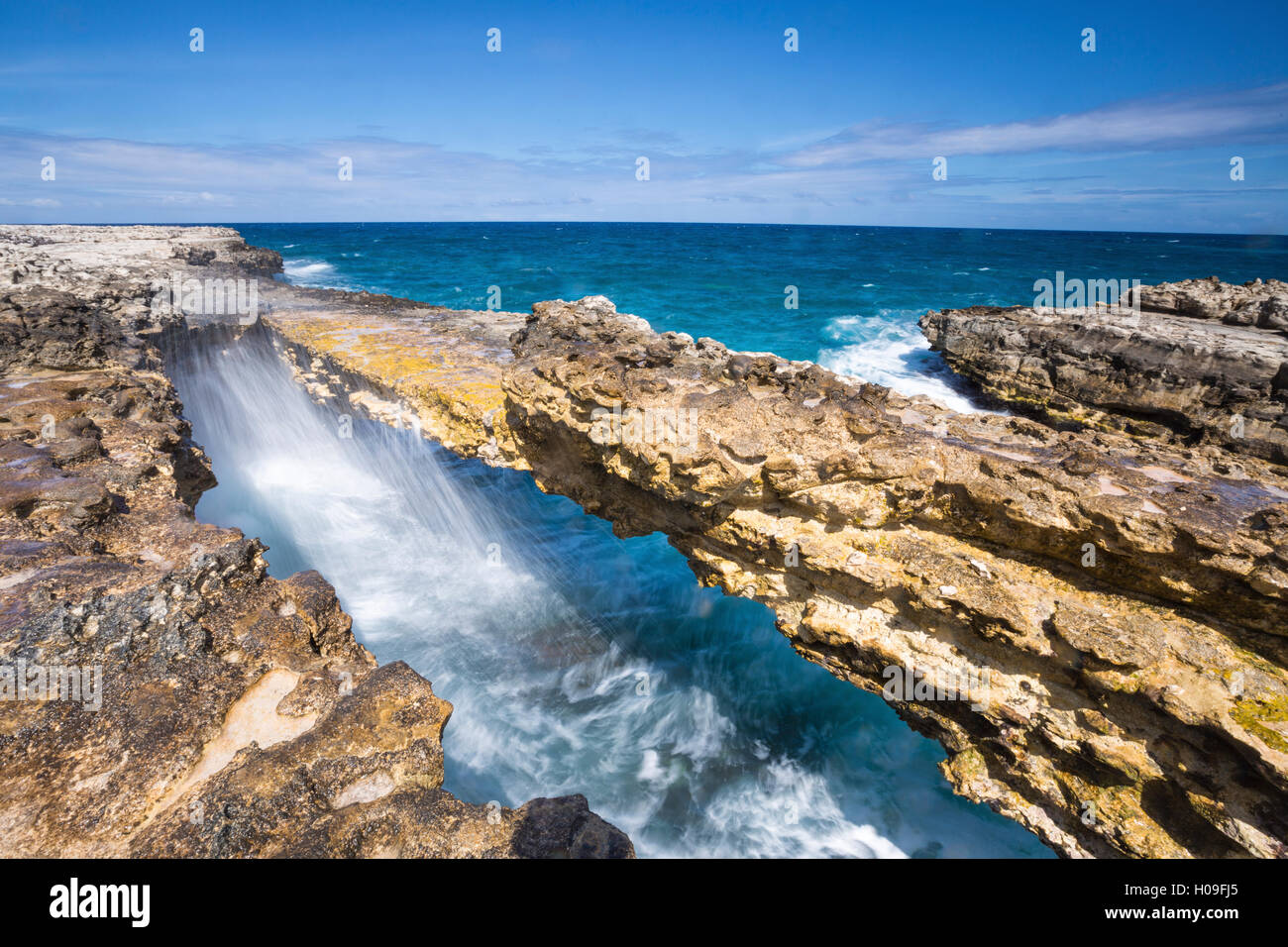 Des vagues dans l'arches naturelles de calcaire Pont du Diable, Antigua, Antigua et Barbuda, Iles sous le vent, Antilles, Caraïbes Banque D'Images