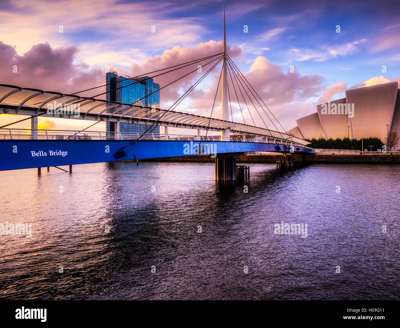 Un magnifique coucher de soleil sur le pont de cloches, Glasgow, Ecosse, Royaume-Uni, Europe Banque D'Images