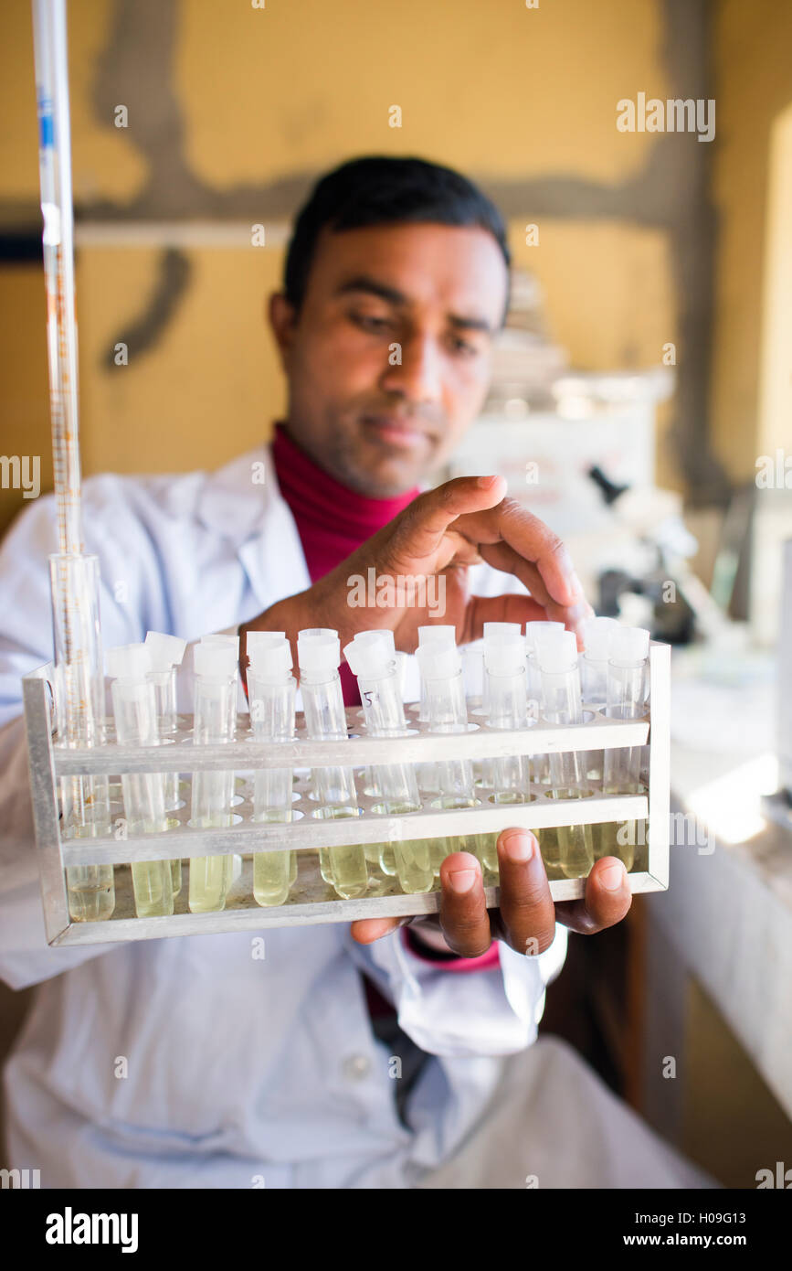 Un technicien de laboratoire travaillant dans un laboratoire d'un petit hôpital dans le Népal est titulaire d'un rack de tubes à essai, Jiri, Solu Khumbu, Népal, Asie Banque D'Images