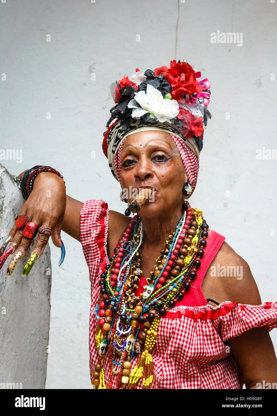 Femme fumant cigare, la vieille Havane, Cuba, Antilles, Caraïbes, Amérique Centrale Banque D'Images