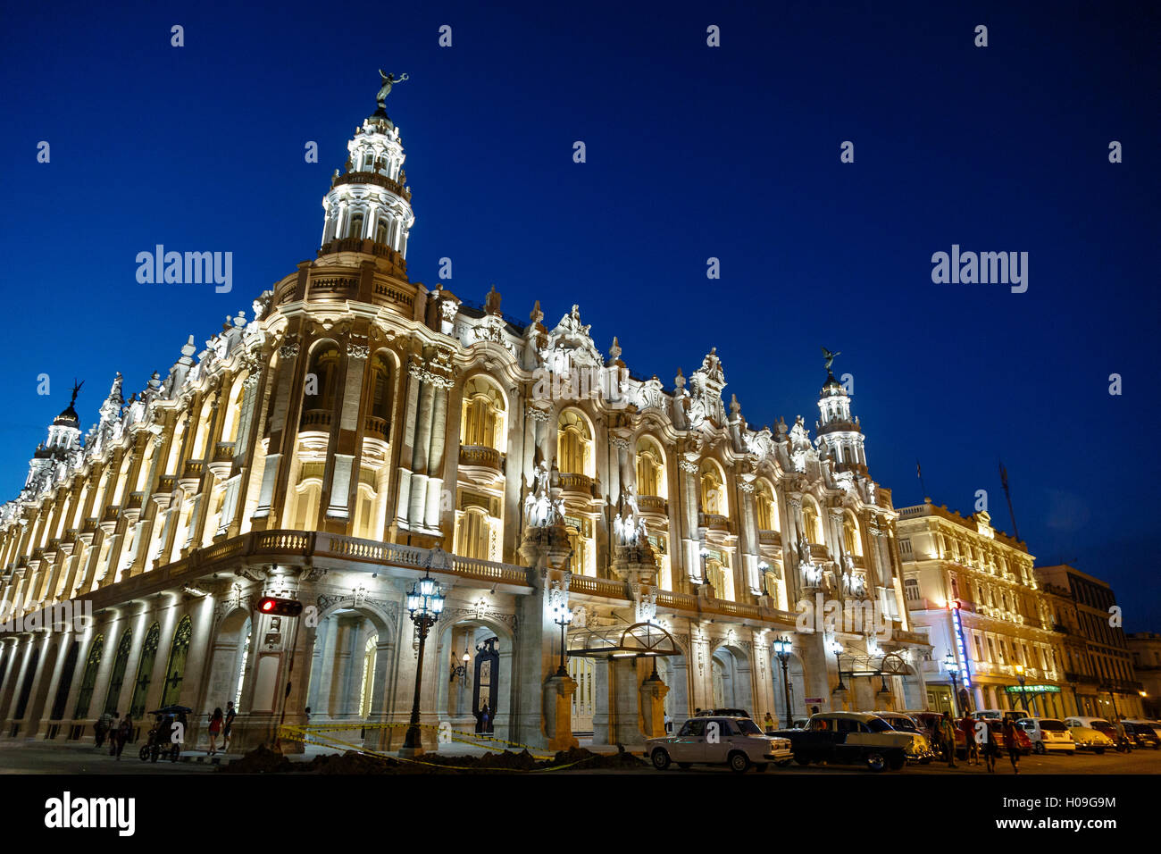 Le Grand Théâtre (Grand Theatre) est éclairée la nuit, La Havane, Cuba, Antilles, Caraïbes, Amérique Centrale Banque D'Images