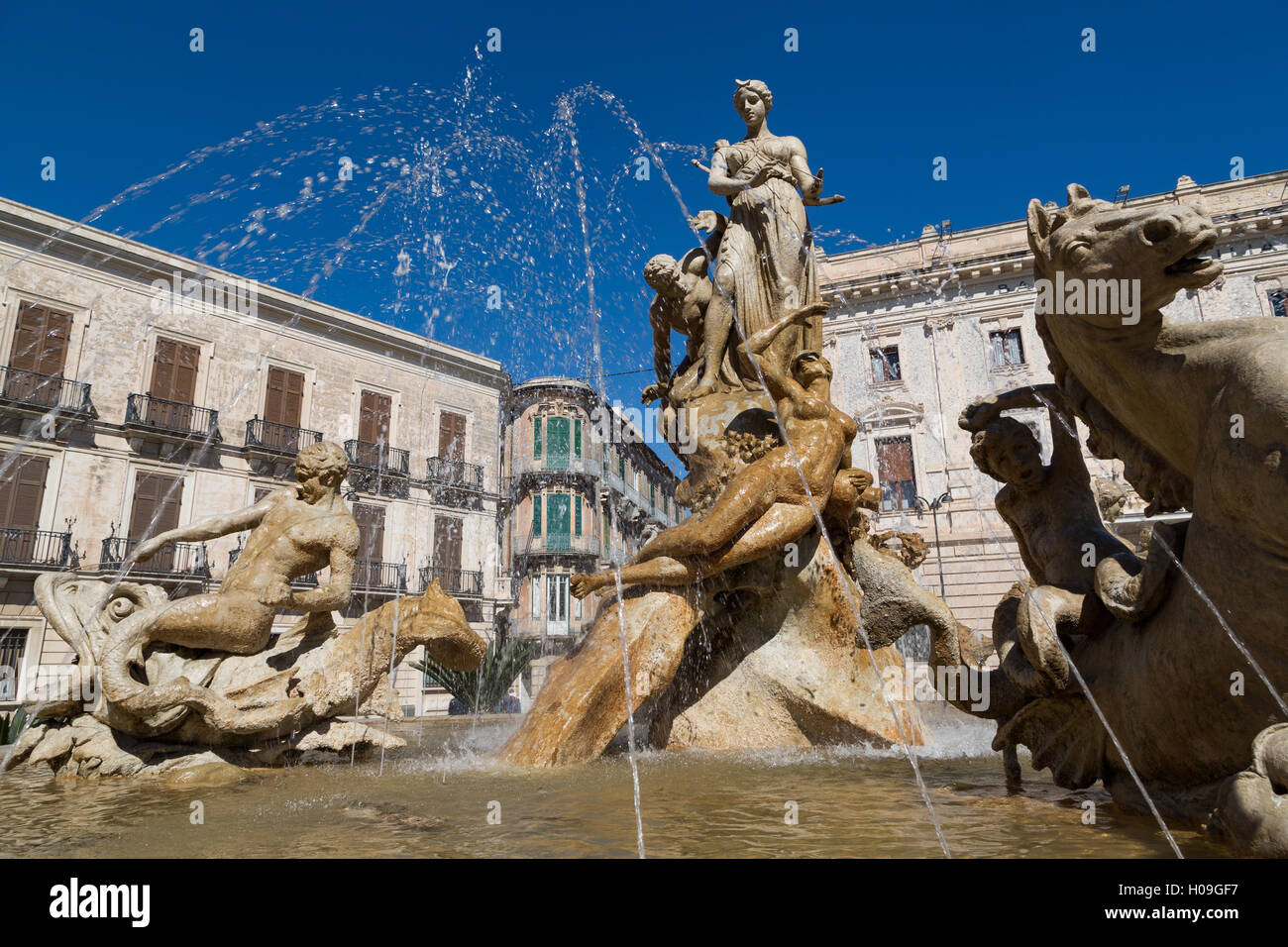 Fontaine de Diane sur la petite île d'Ortigia, UNESCO World Heritage Site, Syracuse, Sicile, Italie, Europe Banque D'Images