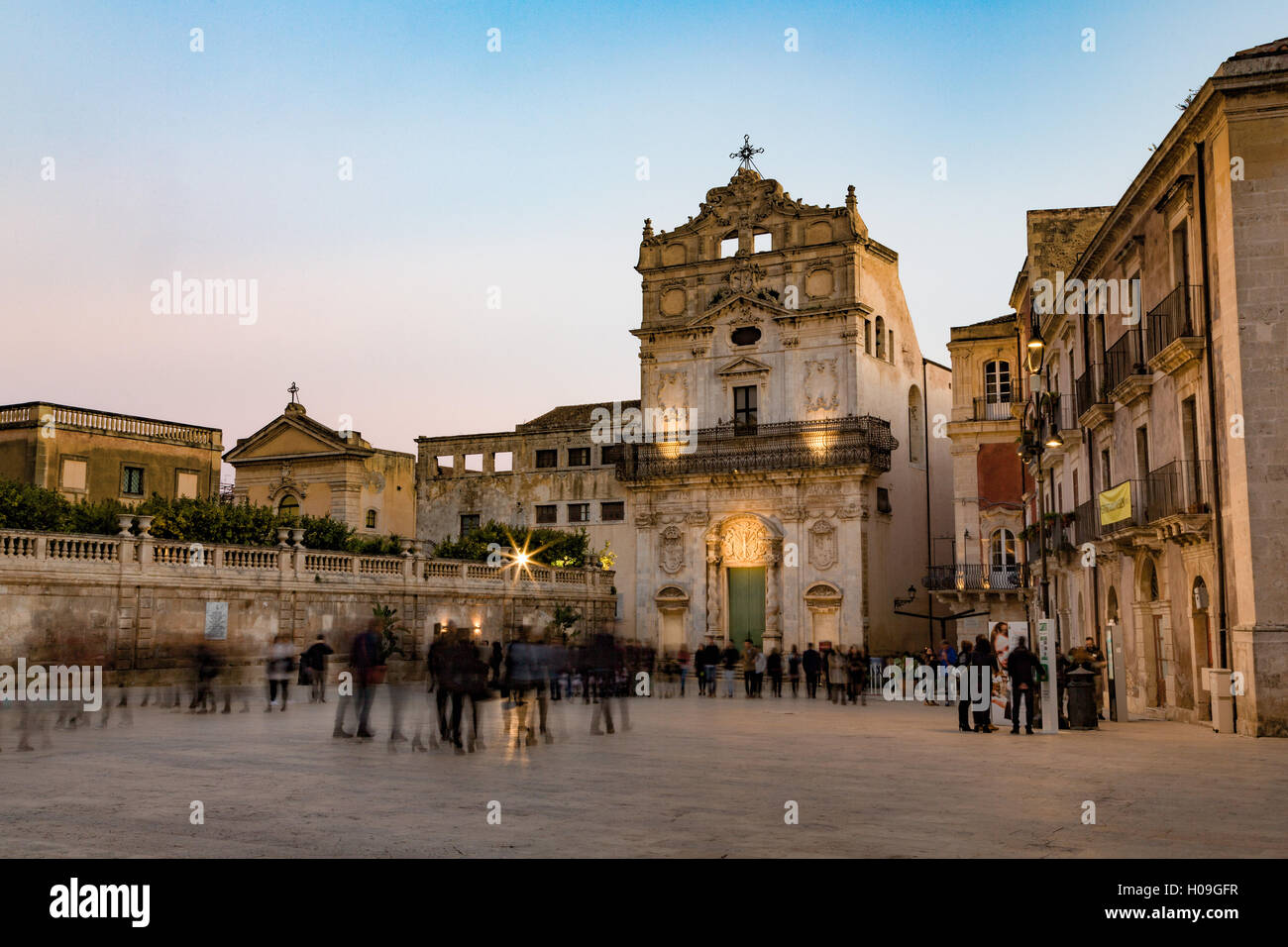 Les personnes bénéficiant de passeggiata à Piazza Duomo, sur la petite île d'Ortigia, UNESCO World Heritage Site, Syracuse, Sicile, Italie Banque D'Images