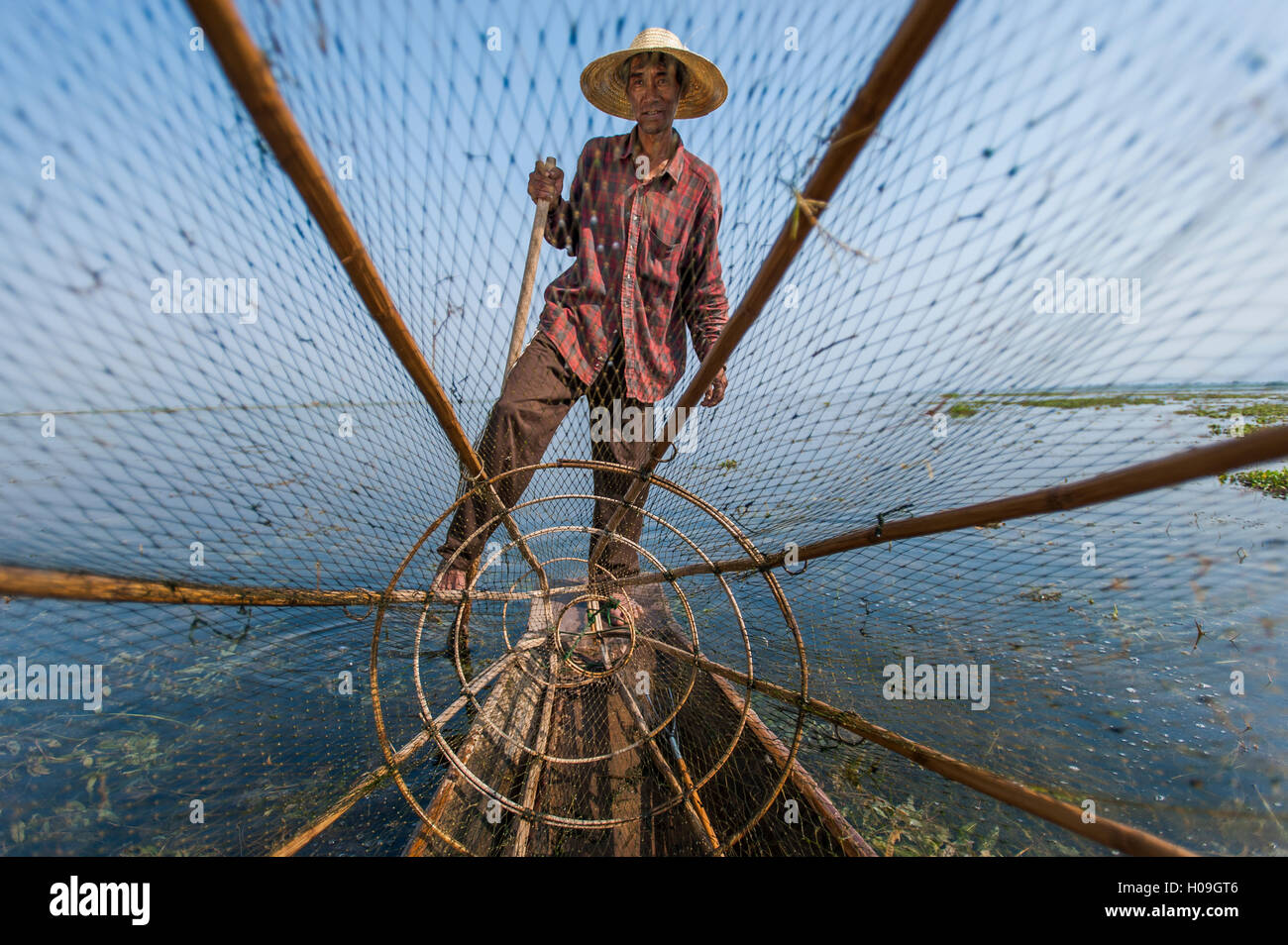Un panier pêcheur sur le lac Inle analyse l'eau peu profonde et toujours des signes de la vie, l'État de Shan, Myanmar (Birmanie), l'Asie Banque D'Images