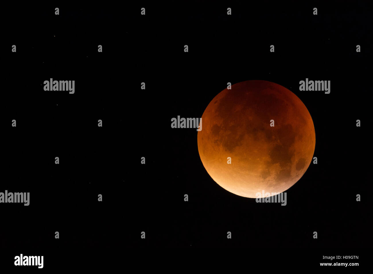 Éclipse de lune, rouge sang, supermoon lune / Blutmond, 28 septembre 2015, autour d'étoiles scintillantes, détaillée shot. Banque D'Images