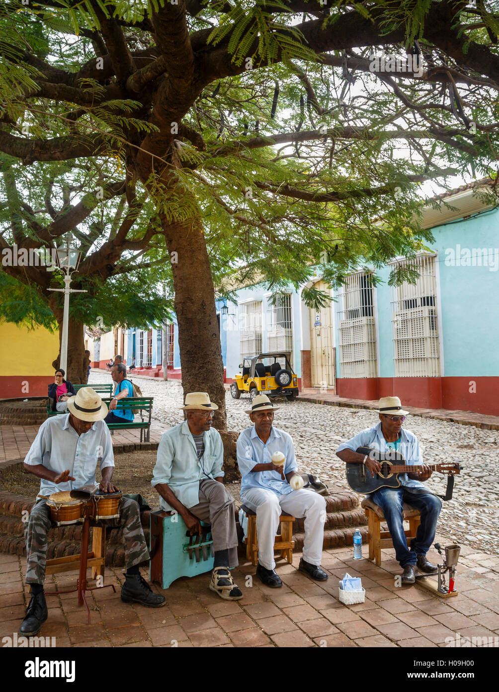 Groupe jouant de la musique sur une place de la Trinité, la province de Sancti Spiritus, Cuba, Antilles, Caraïbes, Amérique Centrale Banque D'Images
