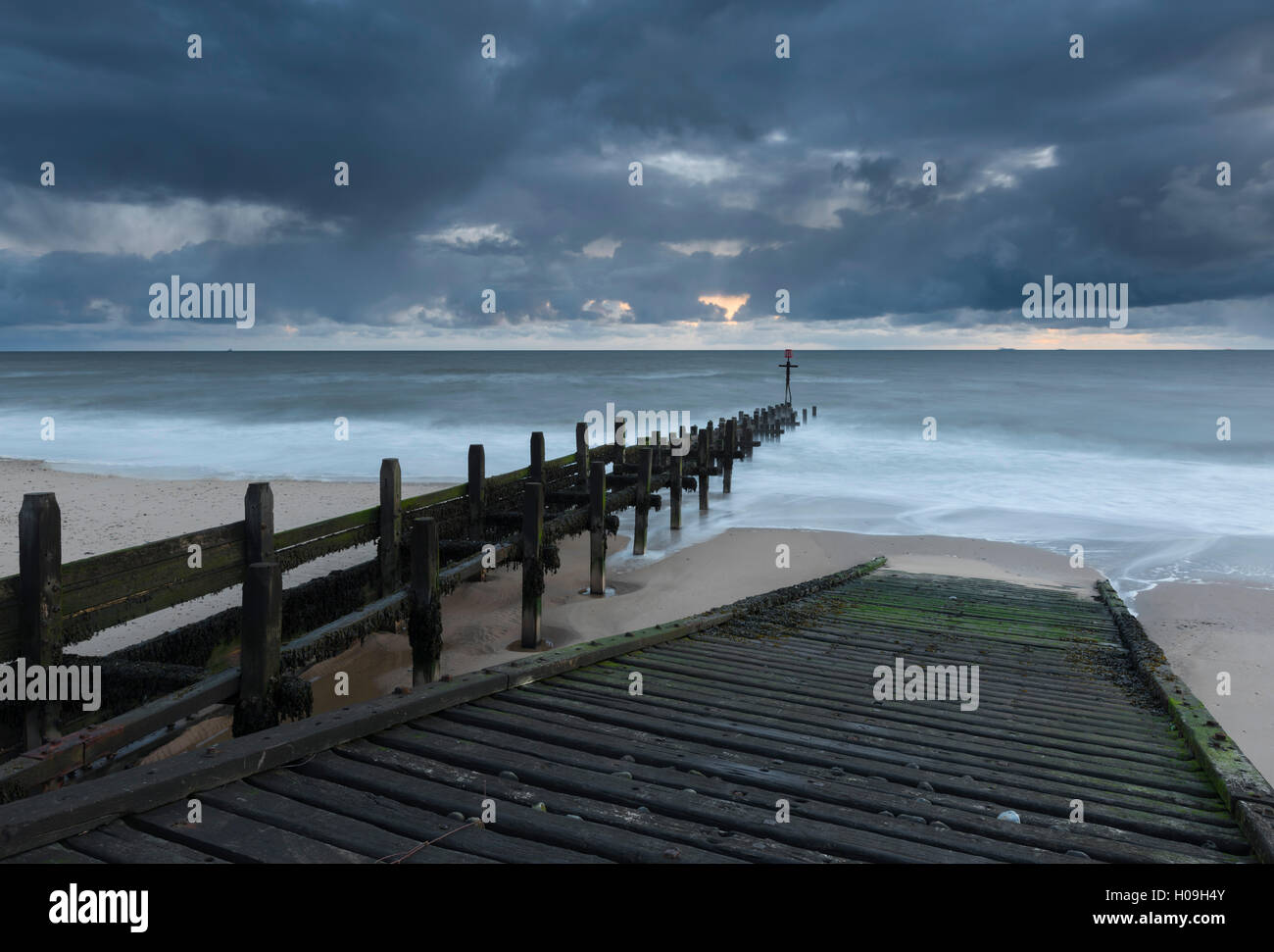 Un slipway et épis sur la plage de Walcott, Norfolk, Angleterre, Royaume-Uni, Europe Banque D'Images