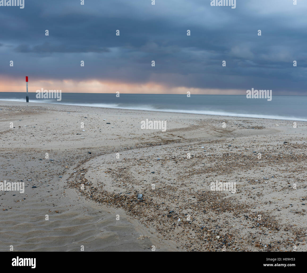 Un ciel d'orage sur la côte à Winterton sur Mer, Norfolk, Angleterre, Royaume-Uni, Europe Banque D'Images