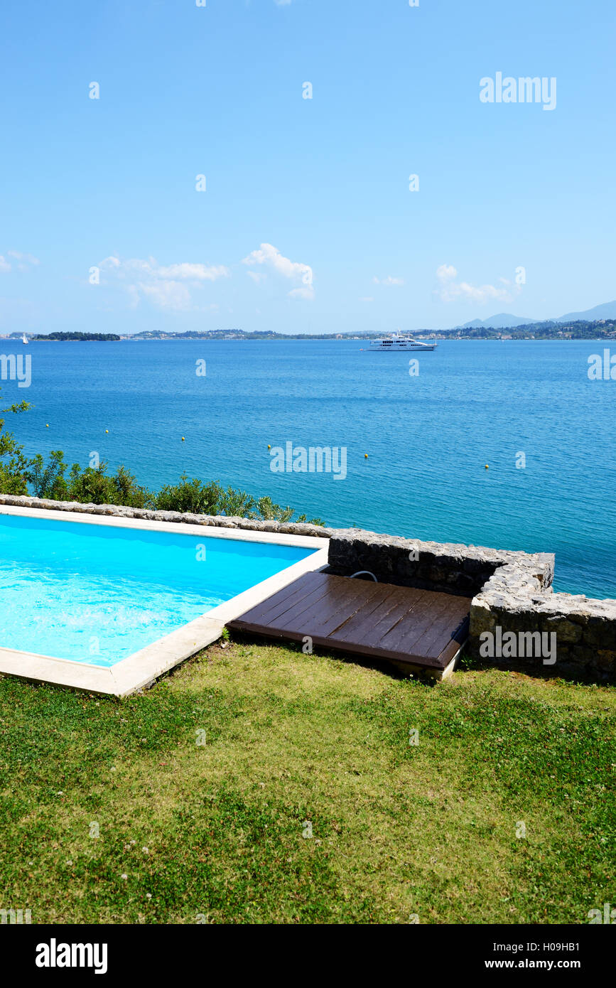 Piscine de la villa de luxe, l'île de Corfou, Grèce Banque D'Images