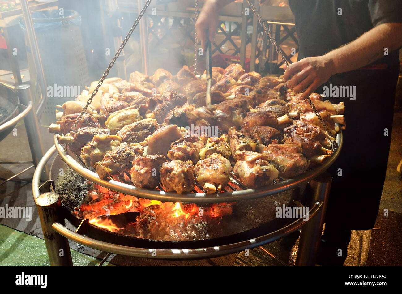 Grillades de viande cuit sur un feu lent Banque D'Images