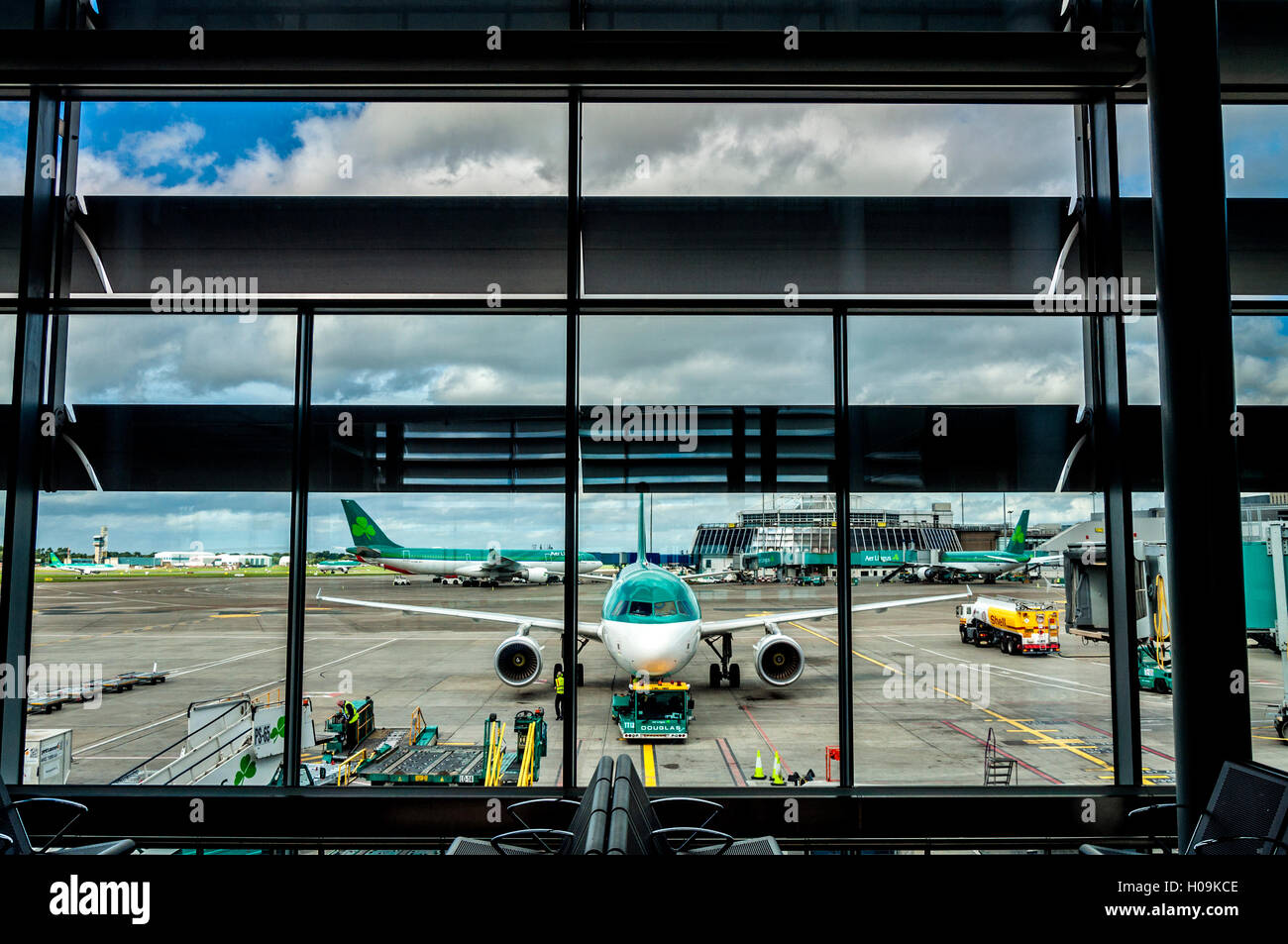 Dublin Airport Terminal 2. Aer Lingus avion sur le stand à la porte d'embarquement Banque D'Images