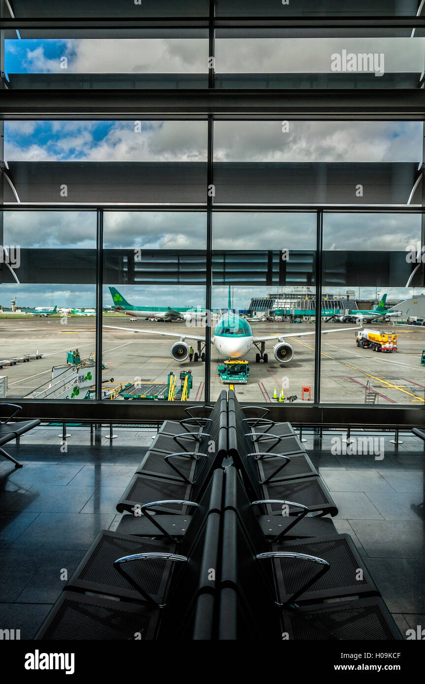 Dublin Airport Terminal 2. Aer Lingus avion sur le stand à la porte d'embarquement Banque D'Images