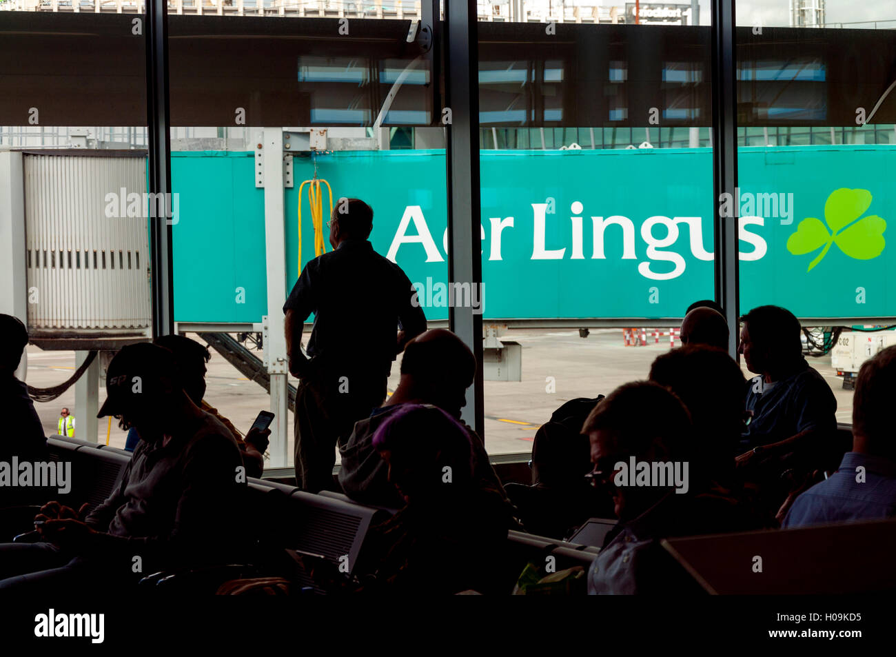 Dublin Airport Terminal 2. Les passagers d'Aer Lingus en attente d'embarquement à bord des aéronefs. Banque D'Images