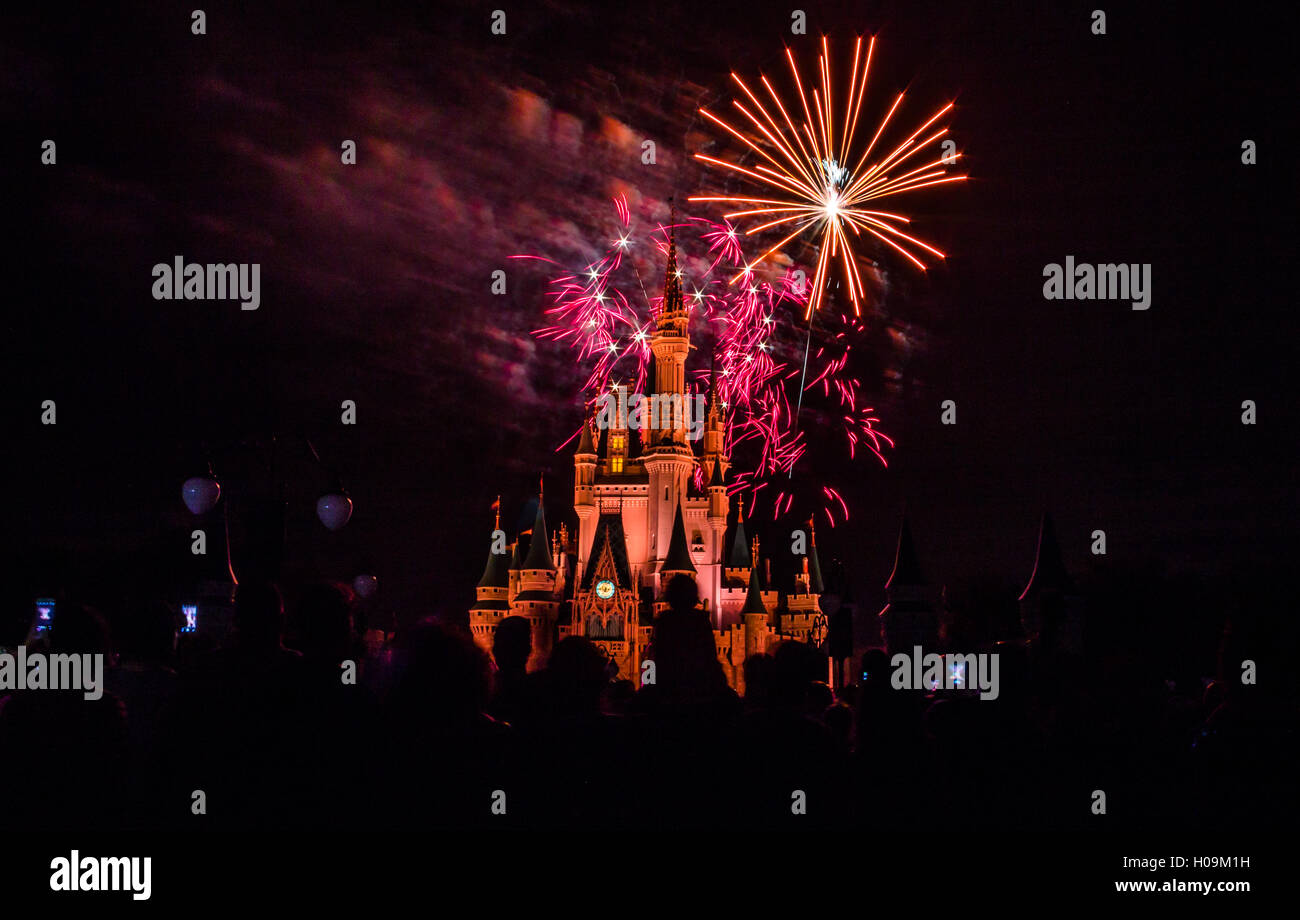 Image de la Royaume Magique château avec Fireworks dans l'arrière-plan Banque D'Images