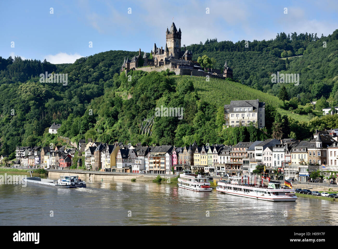 Vue sur le château Reichsburg Cochem avec, Cochem sur la Moselle, Rhénanie-Palatinat, Allemagne Banque D'Images