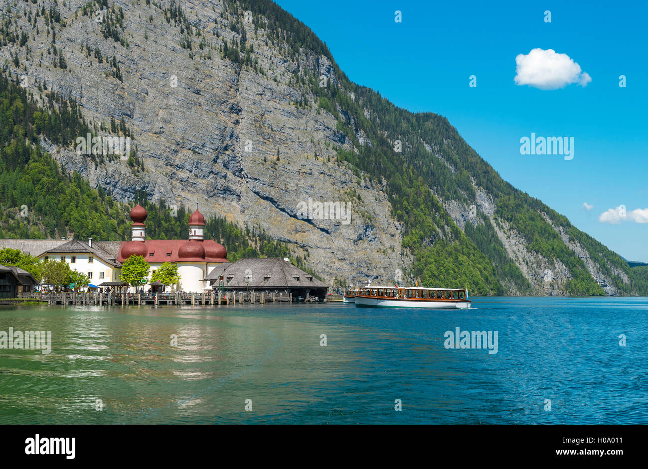 Bateau de tourisme, Königssee avec église de pèlerinage de Saint Barthélémy, parc national de Berchtesgaden, Berchtesgaden, Haute-Bavière Banque D'Images