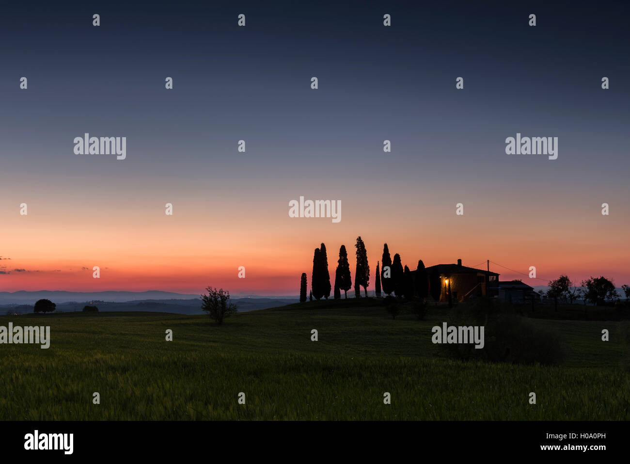 Paysage toscan avec maison et de cyprès, coucher de soleil, San Quirico d'Orcia, Val d'Orcia, Toscane, Italie Banque D'Images