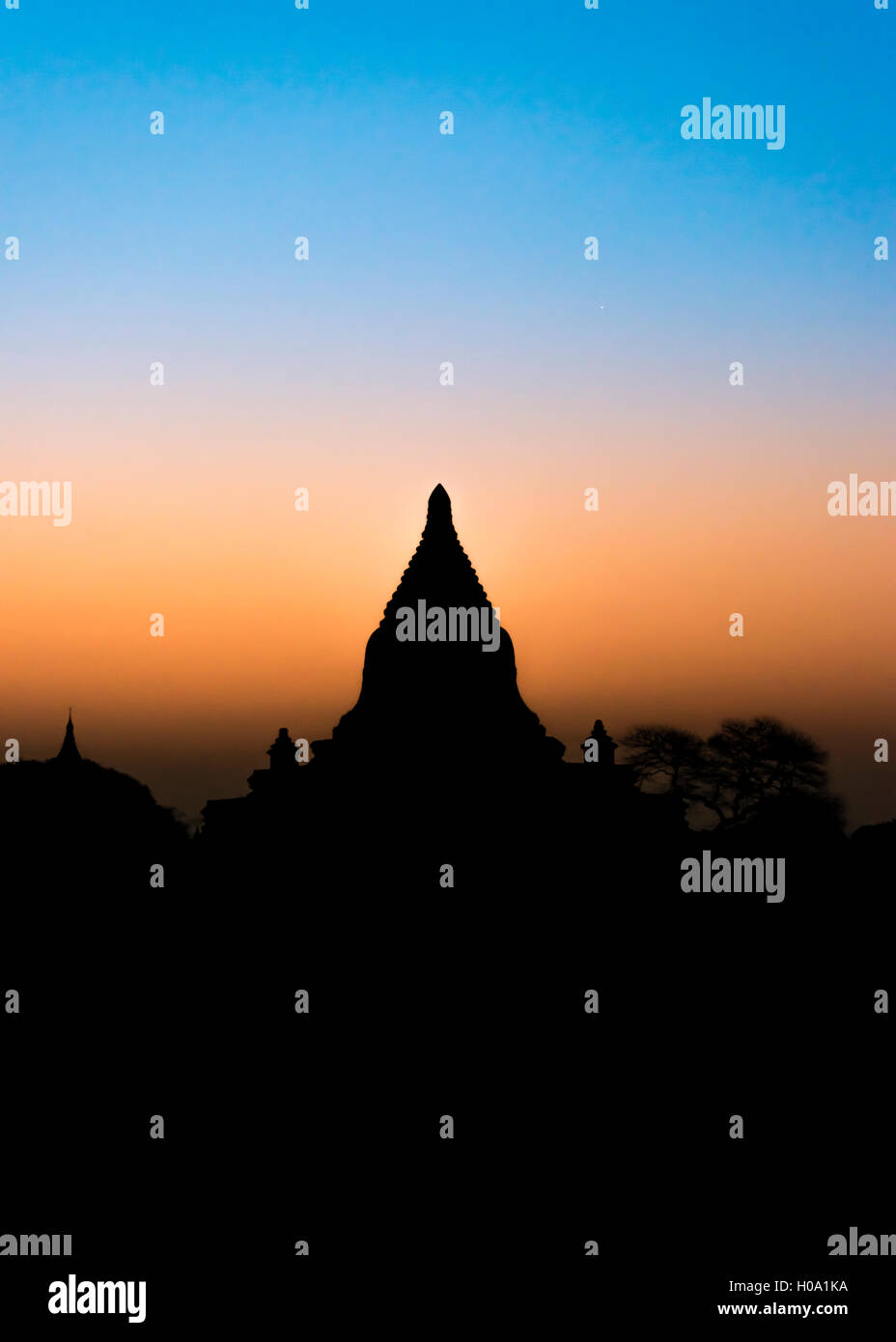 Pagode à rétroéclairage, silhouette, temple, stupa, aurore, matin, atmosphère, Bagan, Mandalay Division, Myanmar Banque D'Images
