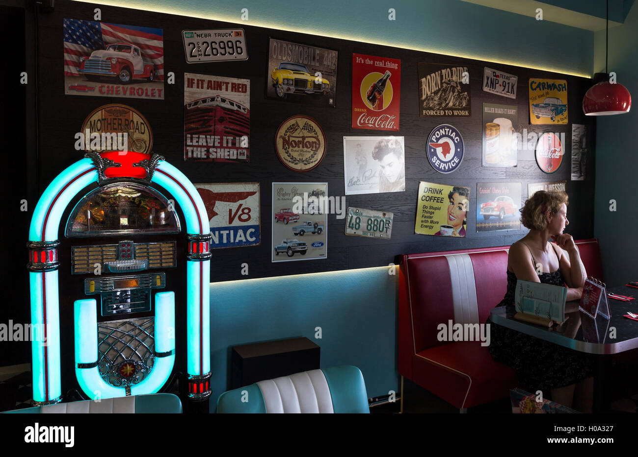 Jukebox, mur avec de vieilles publicités à un restaurant de style 50s, Torsby, Värmland, Suède Banque D'Images