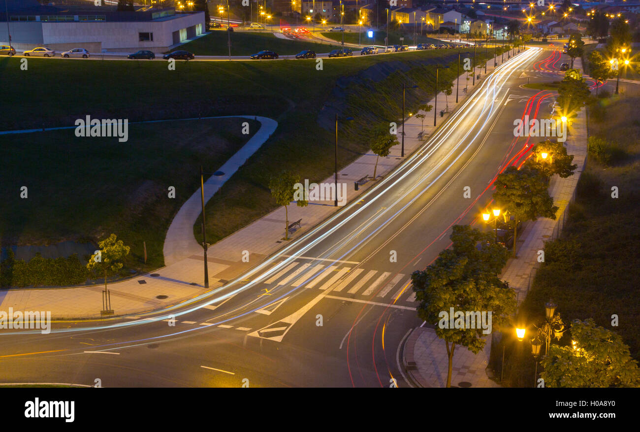 Vue de nuit les rues de la ville de Oviedo, Espagne Banque D'Images