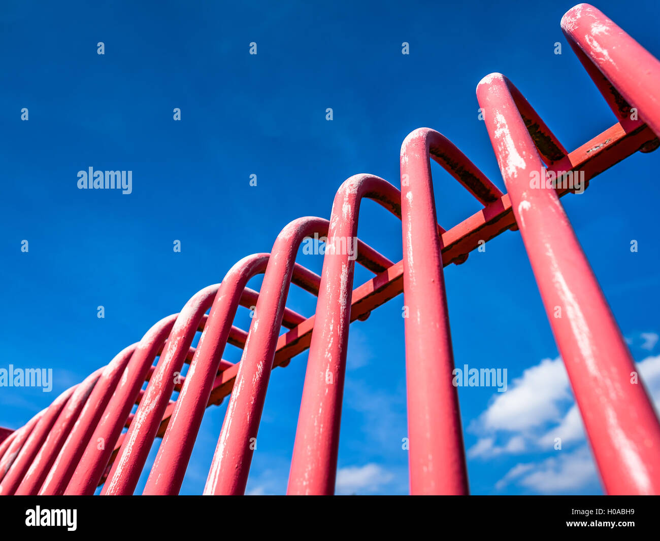 Prescription de sécurité moderne métal rouge barrière contre un ciel bleu. Banque D'Images