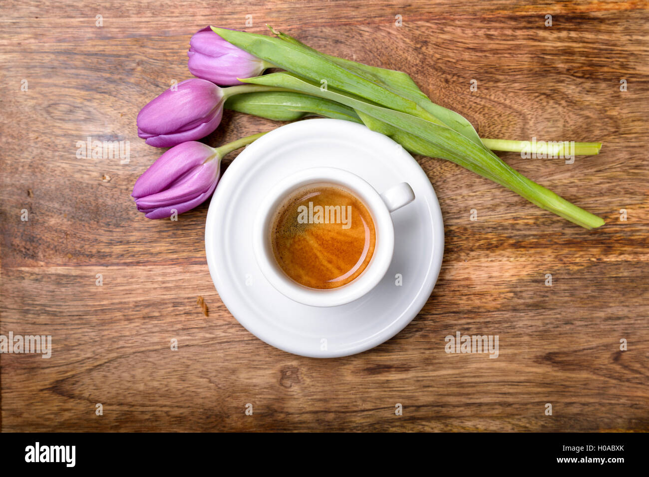 Tasse de café et de tulipes violet sur la vue de dessus de table en bois Banque D'Images