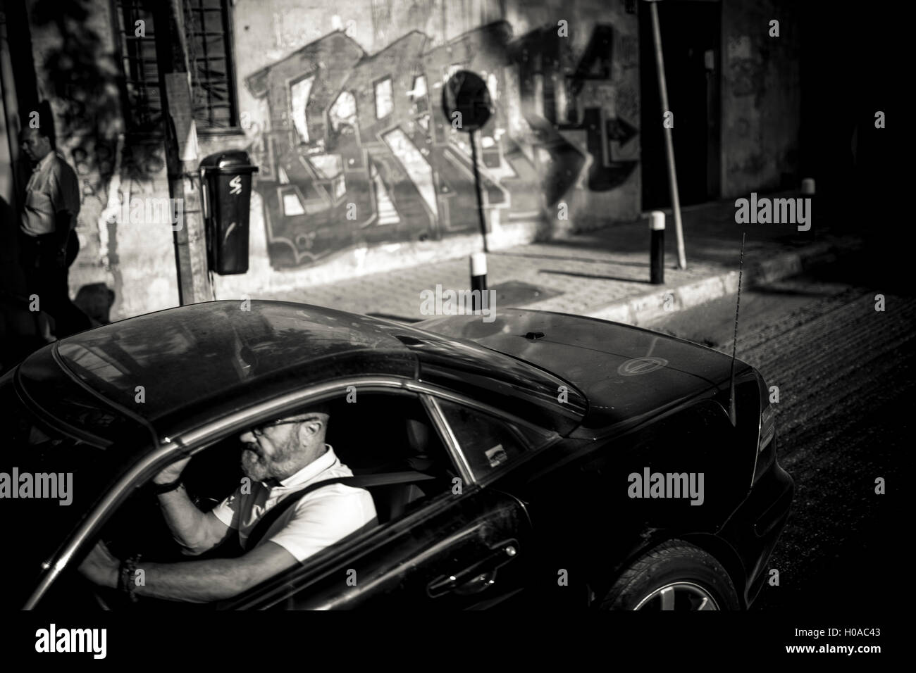 Les graffitis à Beyrouth - 01/02/2015 - Liban / Beyrouth - Sofil, Beyrouth, 2015. Une voiture passe par un graffiti par Barok libanais. - Bilal Tarabey / Le Pictorium Banque D'Images