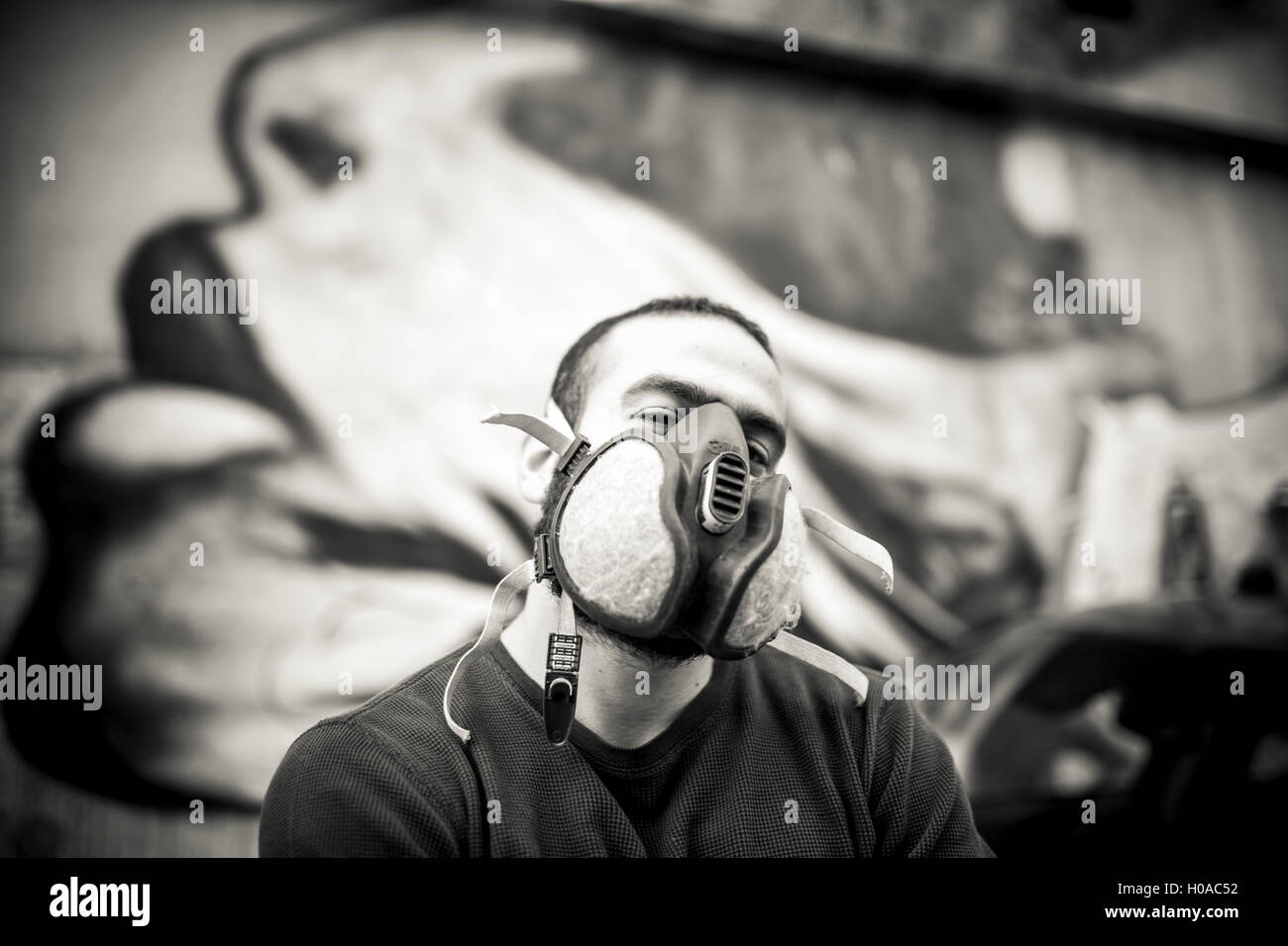 Les graffitis à Beyrouth - 10/01/2016 - Liban / Beyrouth - Portrait du Tchad le fou, en face de son art. Beyrouth, jan 2016. - Bilal Tarabey / Le Pictorium Banque D'Images