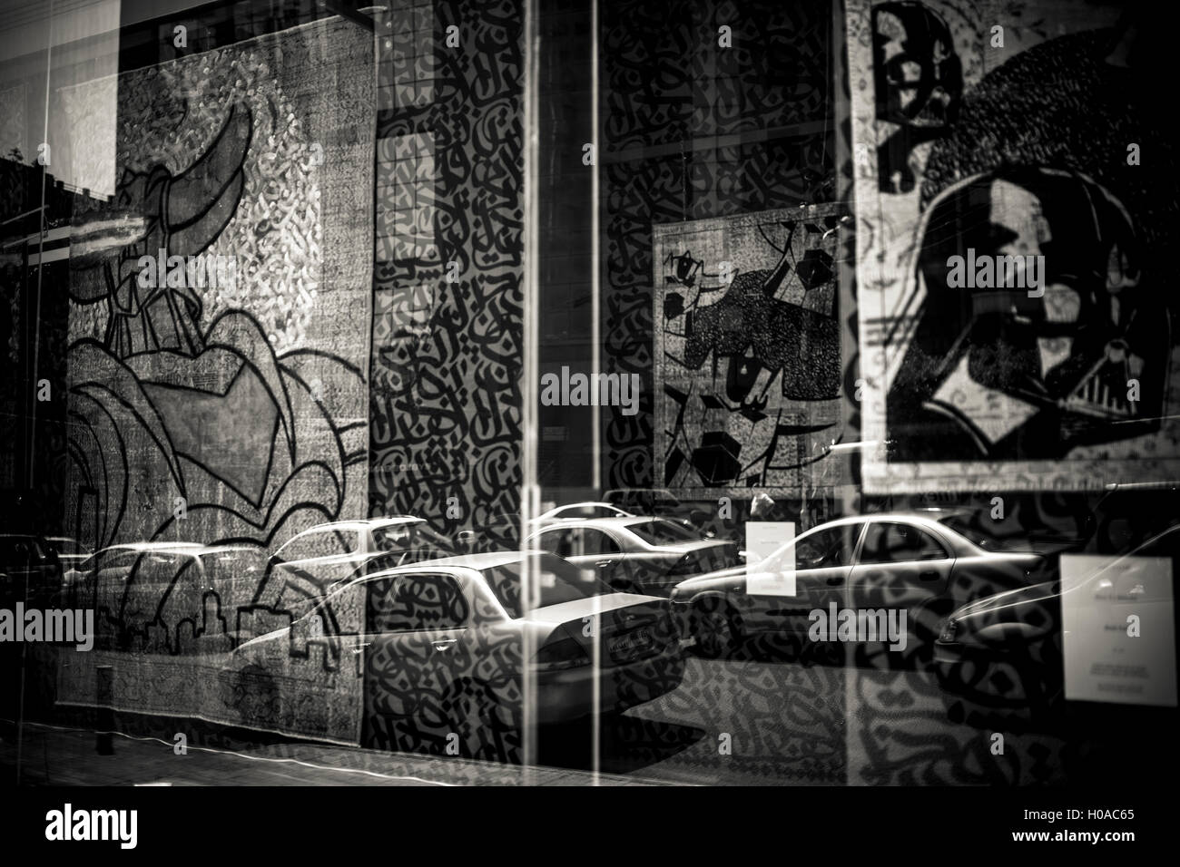 Les graffitis à Beyrouth - 10/06/2016 - Liban / Beyrouth - Beyrouth, Beyrouth, juin 2016. Certains artistes de rue ont fait à des endroits haut de gamme. Voici le travail de Ashekman, affichée à l'Iwan Maktabi vendeur de tapis de luxe. - Bilal Tarabey / Le Pictorium Banque D'Images