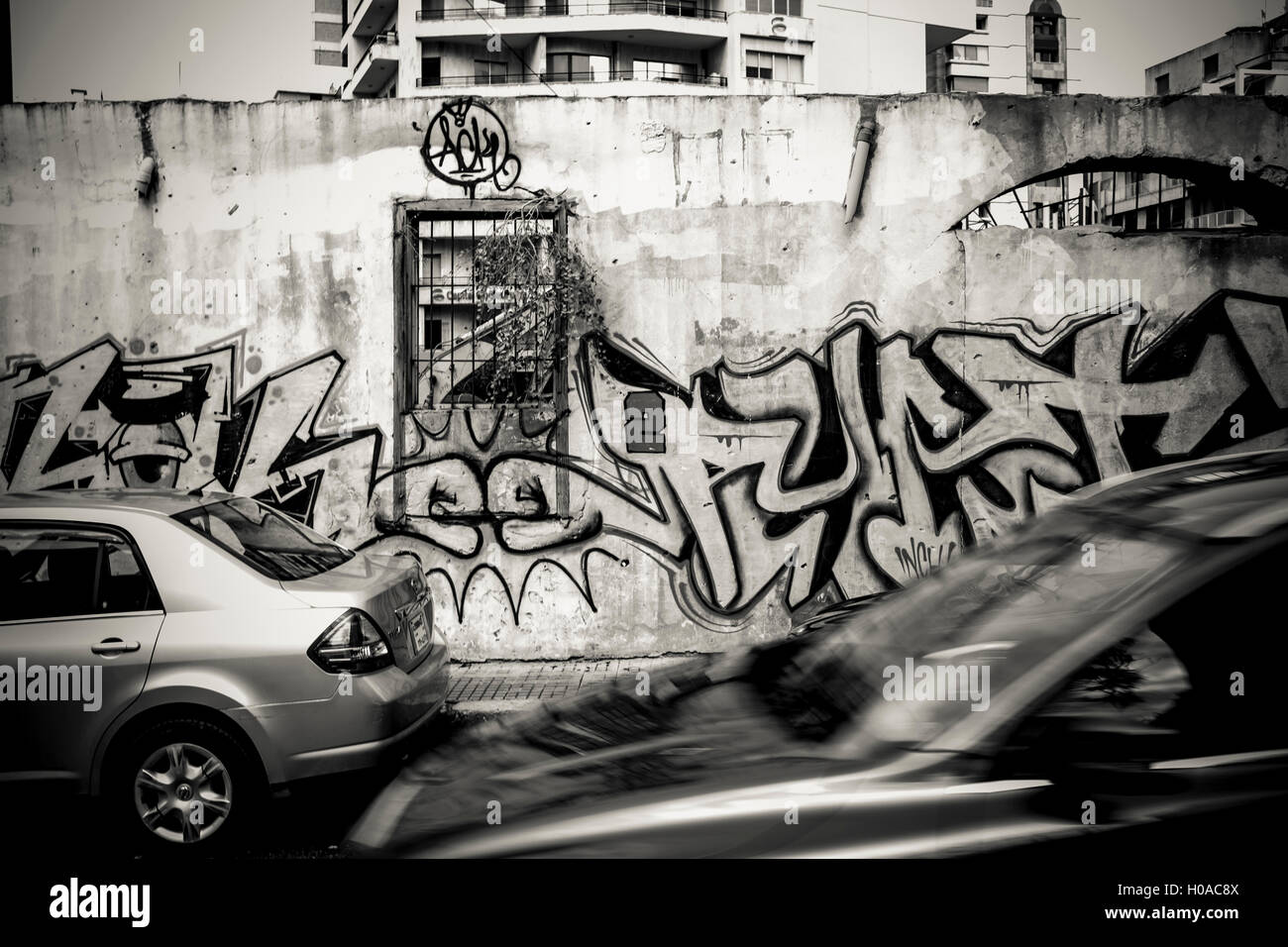Les graffitis à Beyrouth - 10/09/2015 - Liban / Beyrouth - Beyrouth, Achrafieh, sept 2015. Un mur par Barok (à gauche) et Phat 02 (droite). - Bilal Tarabey / Le Pictorium Banque D'Images