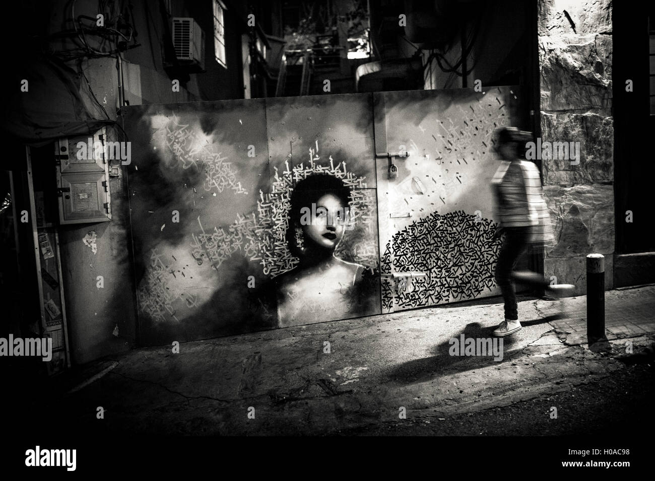 Les graffitis à Beyrouth - 10/03/2015 - Liban / Beyrouth - Gemayze, Beyrouth, mars 2015. Actrice égyptienne Asmahan par Yazan Halwani. Derrière ces portes il y a une galerie d'art indépendants moins un. - Bilal Tarabey / Le Pictorium Banque D'Images