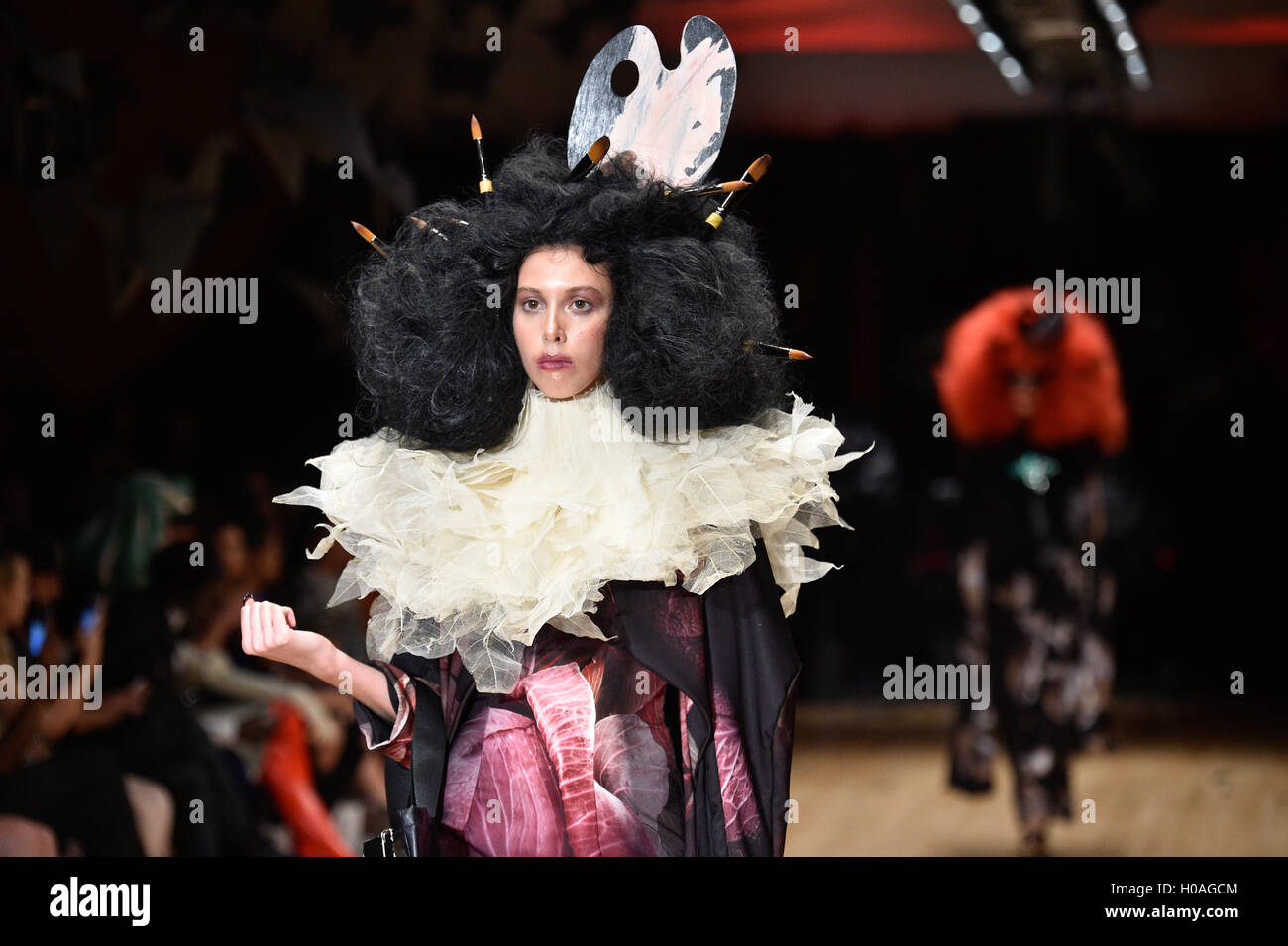 Modèles sur le podium lors de la Vin & Omi Printemps/Été 2017 La Semaine de la mode de Londres montrent au centre des congrès, Londres. ASSOCIATION DE PRESSE Photo. Photo date : lundi 19 septembre, 2016. Voir l'histoire de mode de consommation PA. Crédit photo doit se lire : Alan D'Ouest/PA Wire Banque D'Images