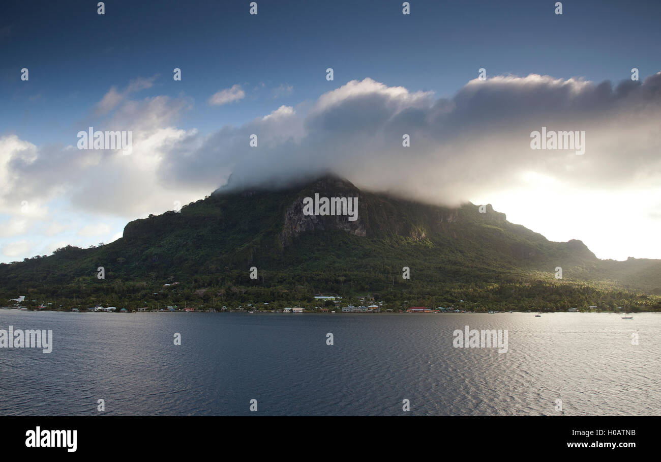 Début de soirée haut de la couverture de nuages un Mt Otemanu, ci-dessous la ville de Viatape, Bora Bora, Polynésie française. Banque D'Images