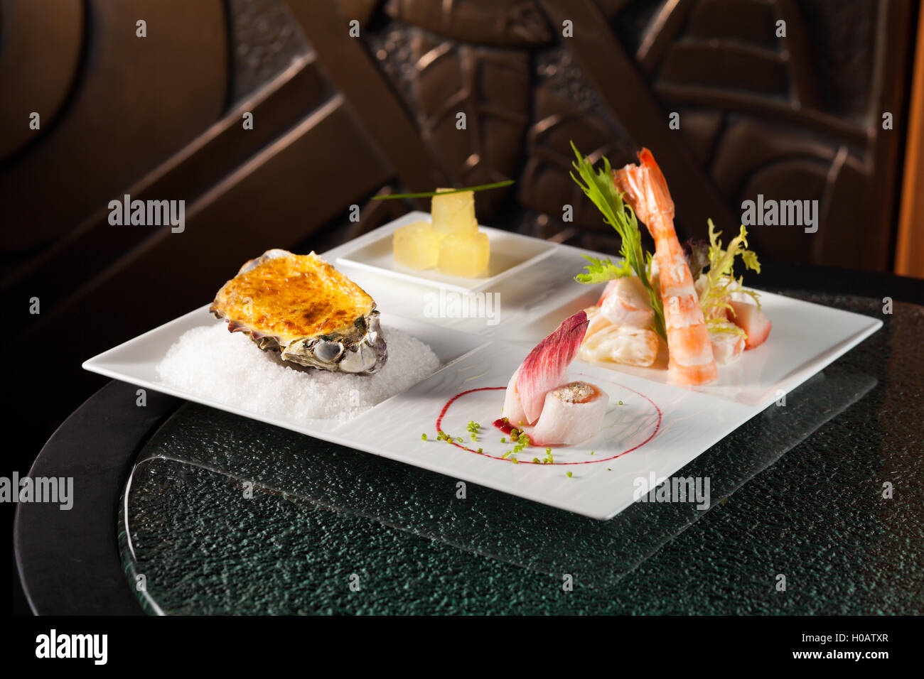 Tentations vin avec crevettes fraîches huîtres et thon Banque D'Images
