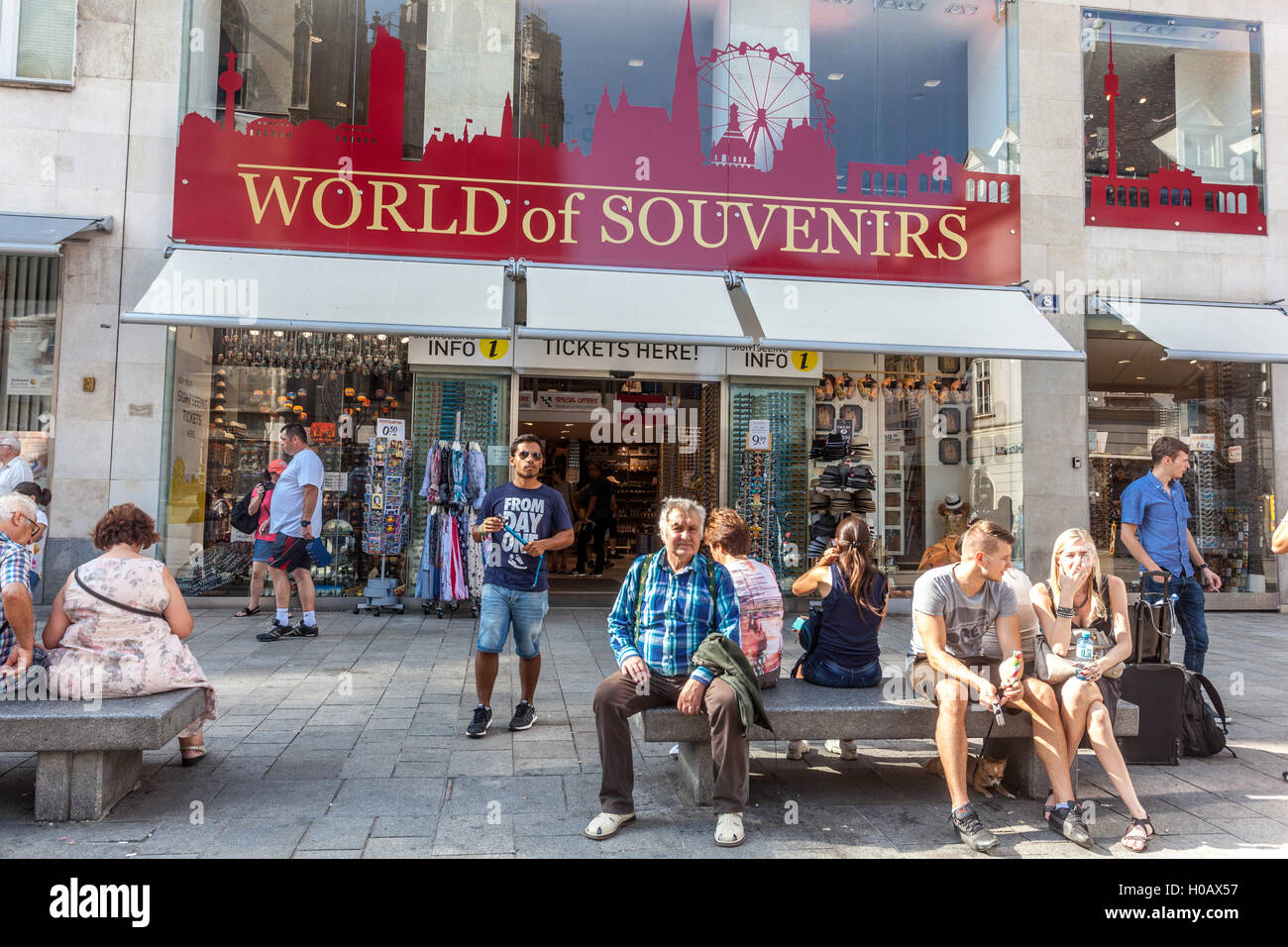 Monde de souvenirs store sur Stephansplatz, touristes en face de la cathédrale, Vienne, Autriche Banque D'Images