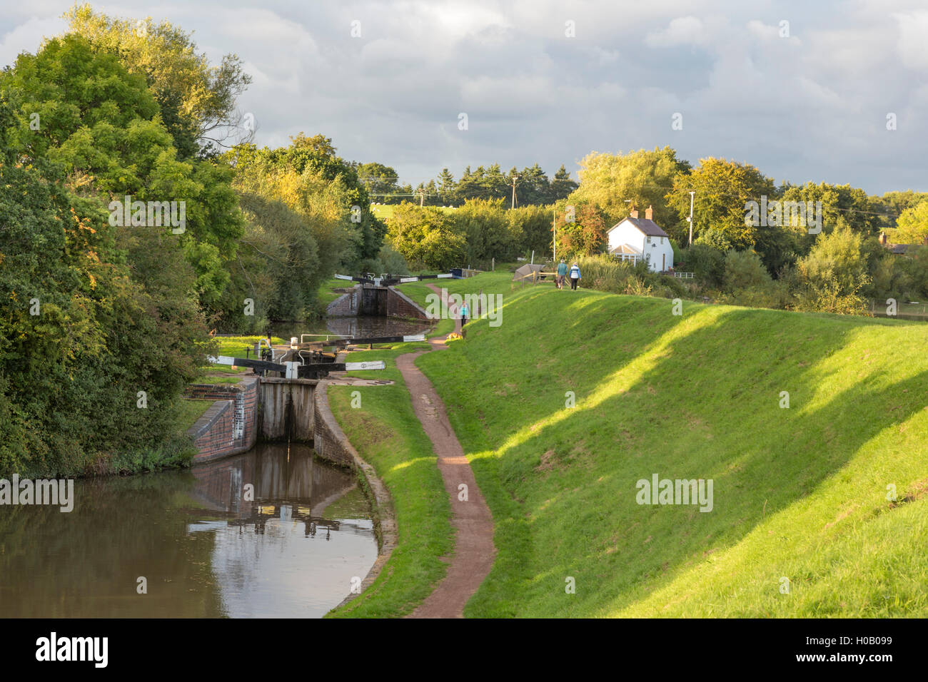 Un soir d'été sur le Canal de Birmingham & Worcester à Tardebigge vol lock, Worcestershire, Angleterre, RU Banque D'Images