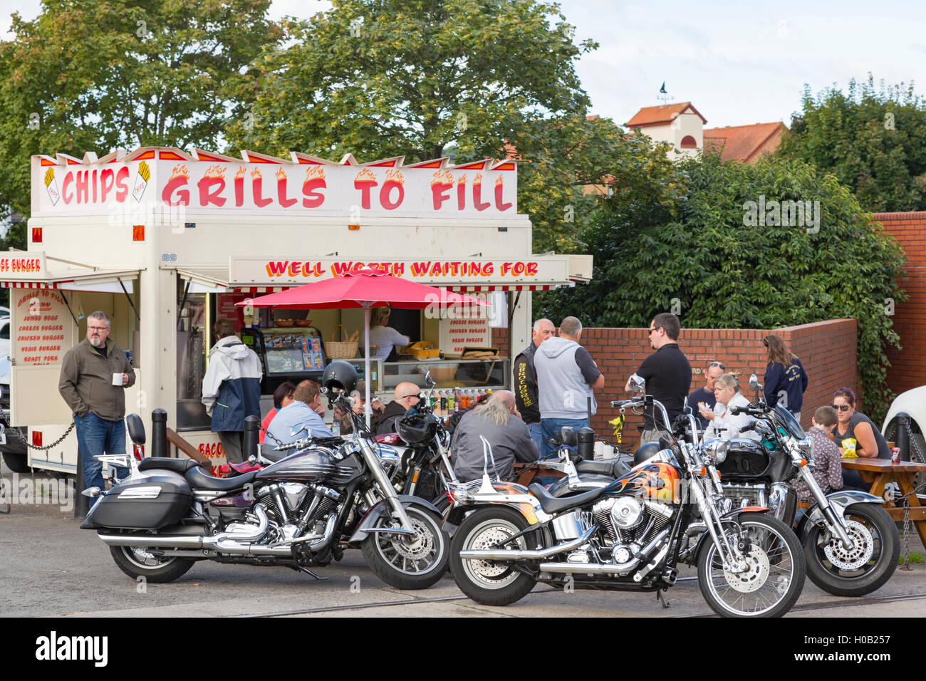 Restauration d'une remorque avec la visite des motocyclistes, England, UK Banque D'Images
