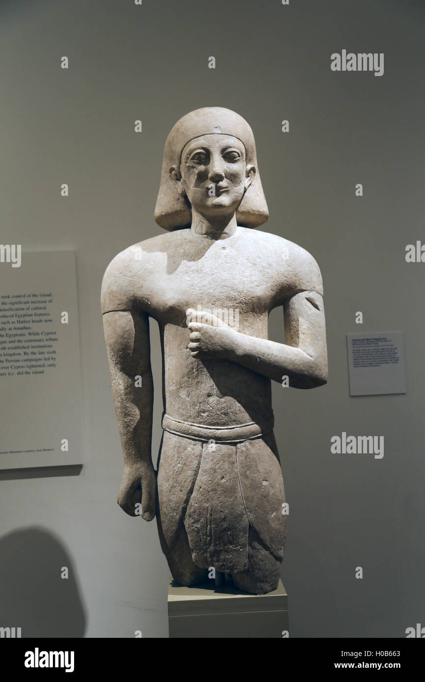 Figure masculine en calcaire robe égyptienne. Archaïque, chypriote, 2e trimestre de la 6e siècle BC. Banque D'Images