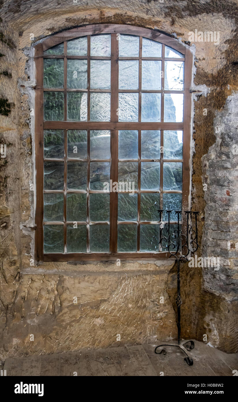 La fenêtre dans le mur de pierre de la roche Château Banque D'Images