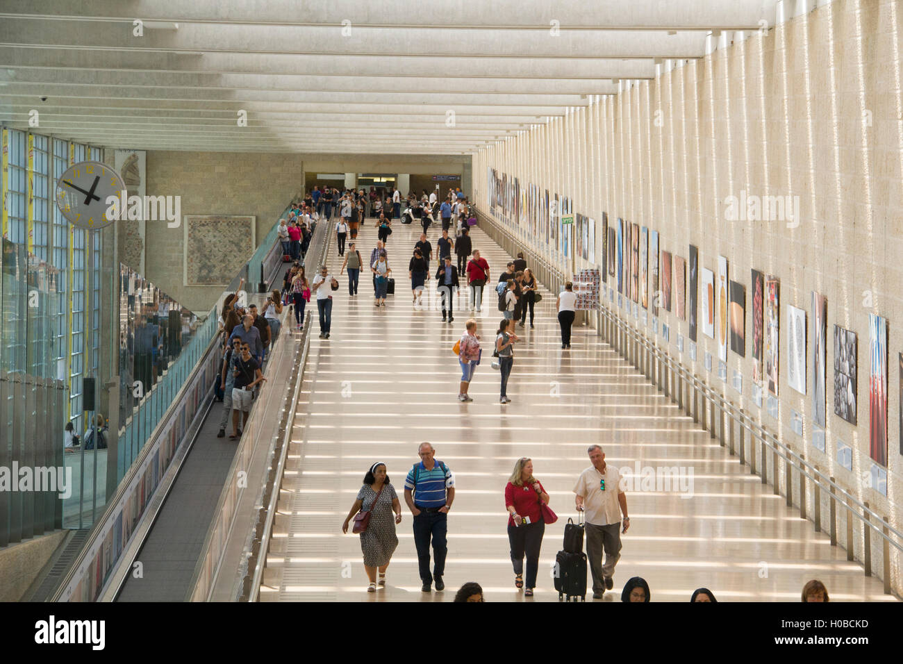 TEL AVIV -11 septembre 2016:les passagers au Terminal 3 de l'aéroport Ben Gourion, Israël.Il considéré comme l'un des meilleurs aéroports e Banque D'Images